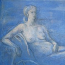 Acrylgemälde einer sitzenden Frau von vorne in Blautönen 